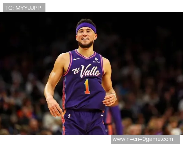 布克表现出色半场10投6中贡献16分2篮板3助攻1盖帽展现全面能力 布克表现出色半场10投6中贡献16分2篮板3助攻1盖帽展现全面能力