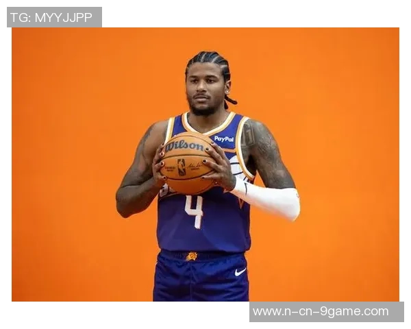 杰伦格林展现魅力穿搭太阳城市版球衣尽显时尚风采